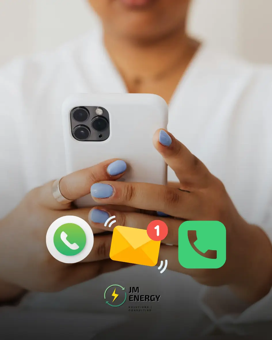 Cliente contactando a JM Energy Solutions por WhatsApp, llamada y correo para soporte y servicios de UPS.