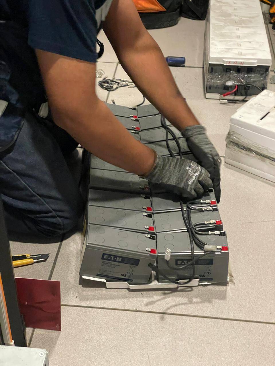 ALT: Reemplazo profesional de banco de baterías Eaton para UPS realizado por JM Energy Solutions.