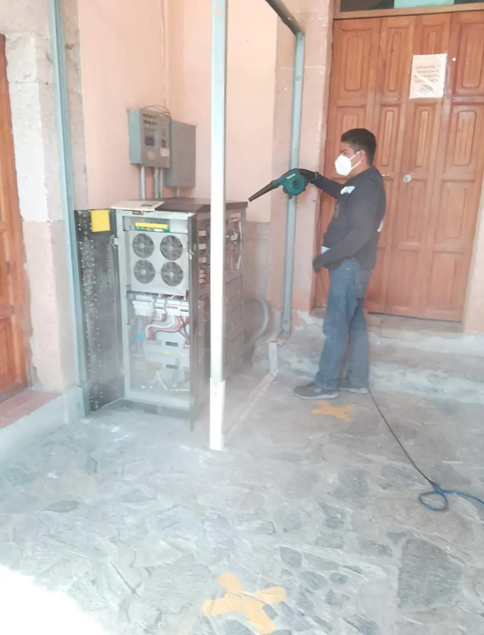 Mantenimiento preventivo de UPS con limpieza profunda realizado por JM Energy Solutions.