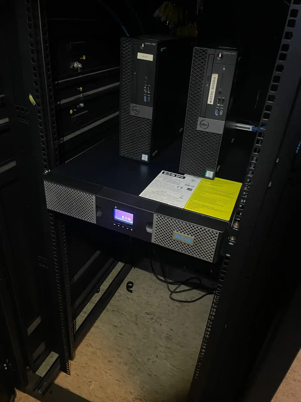 UPS Eaton instalado en rack para protección de servidores Dell en centro de datos, mantenimiento y respaldo de energía por JM Energy Solutions.