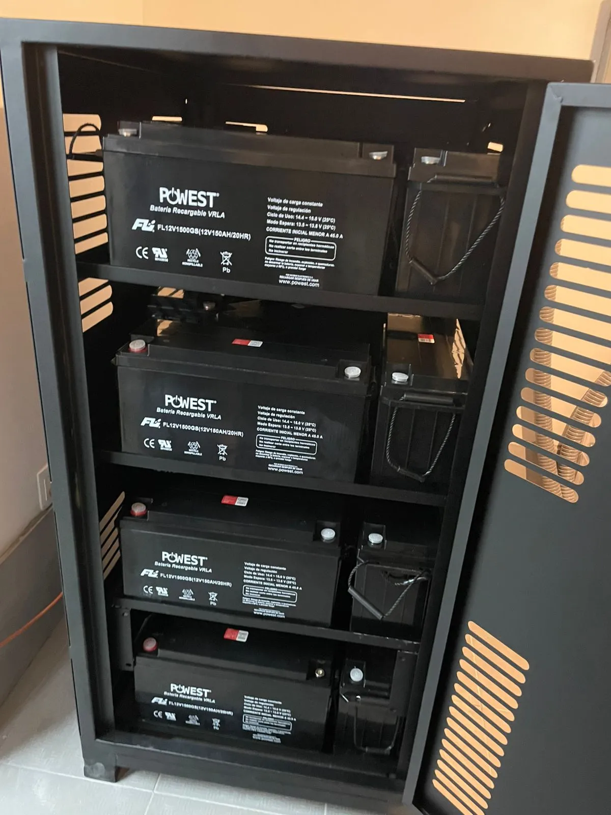 ALT: Reemplazo profesional de banco de baterías Eaton para UPS realizado por JM Energy Solutions.